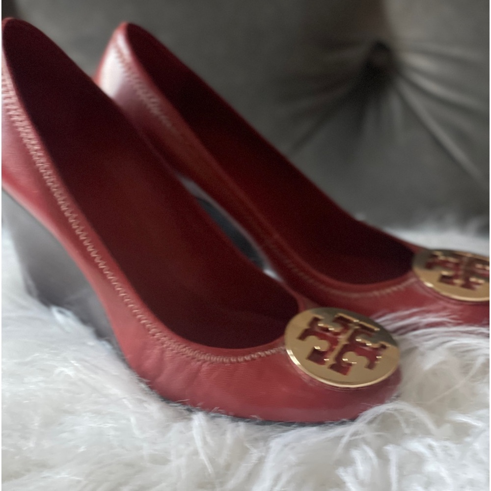Tory Burch wedge the offers the  signature metal hardware.